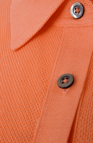 Damen-Poloshirt aus feinster italienischer Baumwolle in superweicher, atmungsaktiver Piqué-Qualität mit durchgehender Knopfleiste für einen modernen, eleganten Look. Klassischer Polokragen und Rippstrickbündchen an Ärmeln, Kragen und Bund sorgen für eine perfekte Passform. Leicht taillierter Schnitt für eine feminine Silhouette, vielseitig kombinierbar für Casual- und elegante Outfits.
