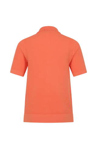 Damen-Poloshirt aus feinster italienischer Baumwolle in superweicher, atmungsaktiver Piqué-Qualität mit durchgehender Knopfleiste für einen modernen, eleganten Look. Klassischer Polokragen und Rippstrickbündchen an Ärmeln, Kragen und Bund sorgen für eine perfekte Passform. Leicht taillierter Schnitt für eine feminine Silhouette, vielseitig kombinierbar für Casual- und elegante Outfits.