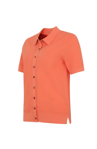 Damen-Poloshirt aus feinster italienischer Baumwolle in superweicher, atmungsaktiver Piqué-Qualität mit durchgehender Knopfleiste für einen modernen, eleganten Look. Klassischer Polokragen und Rippstrickbündchen an Ärmeln, Kragen und Bund sorgen für eine perfekte Passform. Leicht taillierter Schnitt für eine feminine Silhouette, vielseitig kombinierbar für Casual- und elegante Outfits.