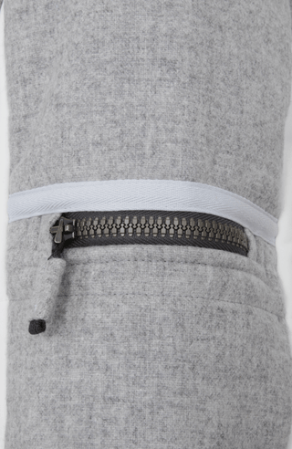 Detailansicht der Damen Skijacke  Rosalie Multi-S in Farbe Cloud von Frauenschuh – mit typischen Lodendetails, freigestelltes Produktbild, Made in Austria