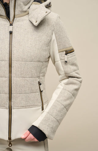 Detailansicht am Model der Damen Skijacke  Rosalie Multi-S in Farbe Cloud von Frauenschuh – mit typischen Lodendetails, freigestelltes Produktbild, Made in Austria