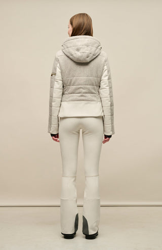 Rueckansicht am Model der Damen Skijacke  Rosalie Multi-S in Farbe Cloud von Frauenschuh – mit typischen Lodendetails, freigestelltes Produktbild, Made in Austria