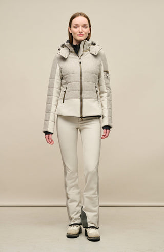 Vorderansicht am Model der Damen Skijacke  Rosalie Multi-S in Farbe Cloud von Frauenschuh – mit typischen Lodendetails, freigestelltes Produktbild, Made in Austria
