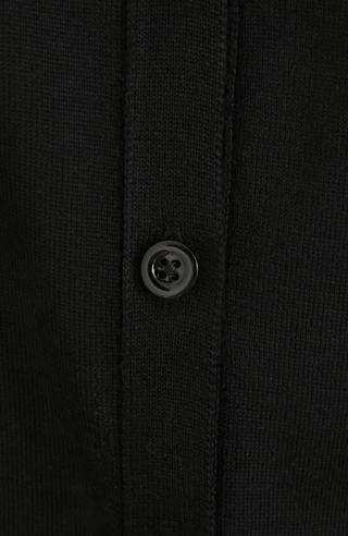 Luxuriöse Damen-Strickjacke aus Wolle, Kaschmir und Seide mit lockerem, leicht verkürztem Schnitt. Besonders weich auf der Haut, mit klassischen Rundhalsausschnitt und Rippbündchen an Ärmeln und Saum. Vielseitig kombinierbar für elegante oder lässige Looks.