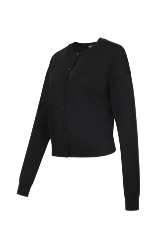 Luxuriöse Damen-Strickjacke aus Wolle, Kaschmir und Seide mit lockerem, leicht verkürztem Schnitt. Besonders weich auf der Haut, mit klassischen Rundhalsausschnitt und Rippbündchen an Ärmeln und Saum. Vielseitig kombinierbar für elegante oder lässige Looks.