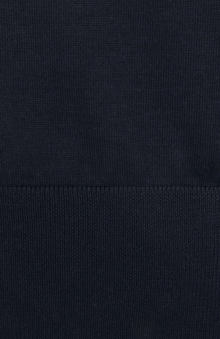 Luxuriöse Damen-Strickjacke aus Wolle, Kaschmir und Seide mit lockerem, leicht verkürztem Schnitt. Besonders weich auf der Haut, mit klassischen Rundhalsausschnitt und Rippbündchen an Ärmeln und Saum. Vielseitig kombinierbar für elegante oder lässige Looks.