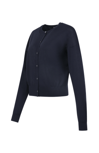 Luxuriöse Damen-Strickjacke aus Wolle, Kaschmir und Seide mit lockerem, leicht verkürztem Schnitt. Besonders weich auf der Haut, mit klassischen Rundhalsausschnitt und Rippbündchen an Ärmeln und Saum. Vielseitig kombinierbar für elegante oder lässige Looks.