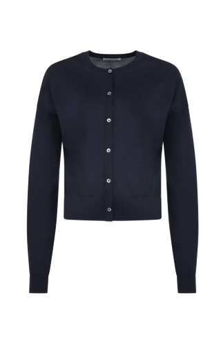 Luxuriöse Damen-Strickjacke aus Wolle, Kaschmir und Seide mit lockerem, leicht verkürztem Schnitt. Besonders weich auf der Haut, mit klassischen Rundhalsausschnitt und Rippbündchen an Ärmeln und Saum. Vielseitig kombinierbar für elegante oder lässige Looks.