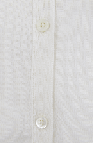 Luxuriöse Damen-Strickjacke aus Wolle, Kaschmir und Seide mit lockerem, leicht verkürztem Schnitt. Besonders weich auf der Haut, mit klassischen Rundhalsausschnitt und Rippbündchen an Ärmeln und Saum. Vielseitig kombinierbar für elegante oder lässige Looks.