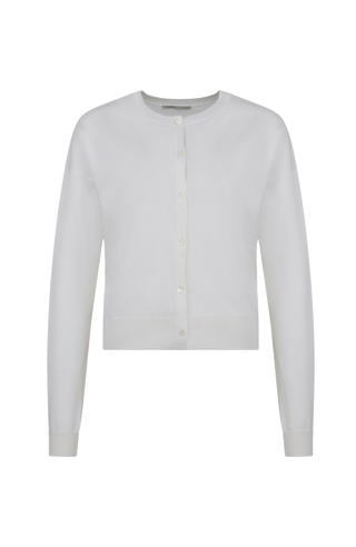 Luxuriöse Damen-Strickjacke aus Wolle, Kaschmir und Seide mit lockerem, leicht verkürztem Schnitt. Besonders weich auf der Haut, mit klassischen Rundhalsausschnitt und Rippbündchen an Ärmeln und Saum. Vielseitig kombinierbar für elegante oder lässige Looks.