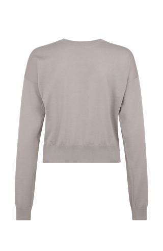 Luxuriöse Damen-Strickjacke aus Wolle, Kaschmir und Seide mit lockerem, leicht verkürztem Schnitt. Besonders weich auf der Haut, mit klassischen Rundhalsausschnitt und Rippbündchen an Ärmeln und Saum. Vielseitig kombinierbar für elegante oder lässige Looks.