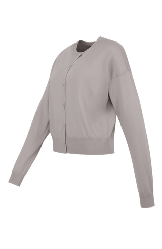 Luxuriöse Damen-Strickjacke aus Wolle, Kaschmir und Seide mit lockerem, leicht verkürztem Schnitt. Besonders weich auf der Haut, mit klassischen Rundhalsausschnitt und Rippbündchen an Ärmeln und Saum. Vielseitig kombinierbar für elegante oder lässige Looks.