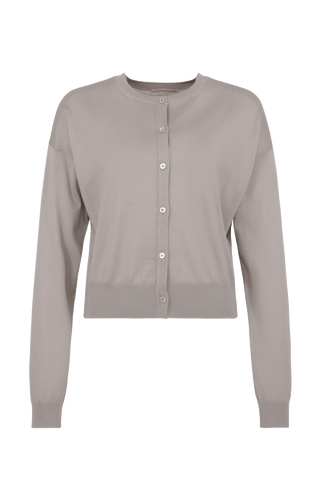Luxuriöse Damen-Strickjacke aus Wolle, Kaschmir und Seide mit lockerem, leicht verkürztem Schnitt. Besonders weich auf der Haut, mit klassischen Rundhalsausschnitt und Rippbündchen an Ärmeln und Saum. Vielseitig kombinierbar für elegante oder lässige Looks.