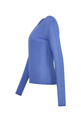 Eng anliegender Damen-Kaschmirpullover mit Rundhalsausschnitt in oceanblue  Modell 640601 AvrilDyed-RB –Seitenansicht Freisteller.