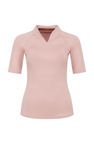Halbarm-Shirt aus Natural Powerstretch mit körpernaher, gerader Passform und etwas längerem Schnitt. Stehkragen und offenkantige Nahtverarbeitung verleihen dem Design eine moderne, feminine Optik. Außen leicht glänzend, innen mit weicher Baumwolle für angenehmen Tragekomfort auf der Haut. Vielseitig kombinierbar für sportive und elegante Looks.