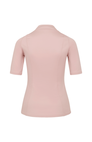 Halbarm-Shirt aus Natural Powerstretch mit körpernaher, gerader Passform und etwas längerem Schnitt. Stehkragen und offenkantige Nahtverarbeitung verleihen dem Design eine moderne, feminine Optik. Außen leicht glänzend, innen mit weicher Baumwolle für angenehmen Tragekomfort auf der Haut. Vielseitig kombinierbar für sportive und elegante Looks.