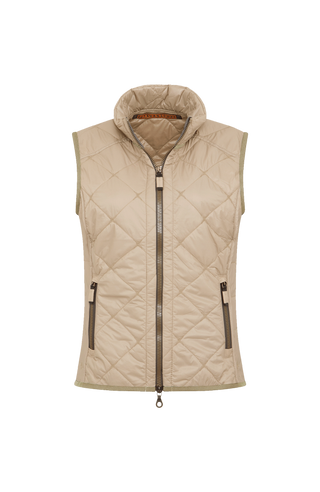 Vorderansicht der Damen-Quiltweste, Modell Tracy-QL, in der Farbe savannah (beige). Die ärmellose Weste besteht aus leicht gestepptem, weichem Material mit feiner Steppung. Sie verfügt über einen durchgehenden Reißverschluss auf der Vorderseite und einen hohen Stehkragen, der vor Wind schützt. Die Passform ist figurbetont und sportlich-elegant, mit zwei seitlichen Taschen für praktische Nutzung. Die Weste verleiht einen femininen, modernen Look, ideal für Frühling und Sommer. 