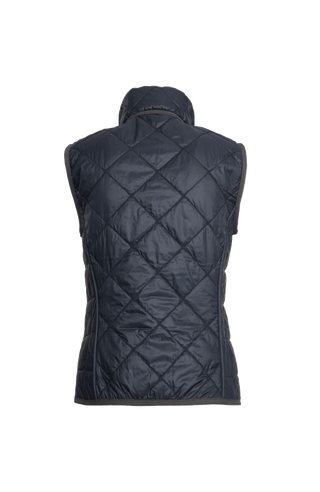Rückansicht der Damen-Quiltweste, Modell TRACY-QL, in Midnight (dunkelblau). Die ärmellose Weste aus leichtem, gestepptem Material hat eine sportlich-elegante Passform. Der Stehkragen schützt vor Wind und sorgt für einen modernen Look. Die Weste verfügt über seitliche Eingrifftaschen und eine feine Steppung, die für Wärme und Atmungsaktivität sorgt. Ideal für die Übergangszeiten Frühling und Sommer, kombiniert sie Funktionalität mit einem stylischen Outdoor-Design