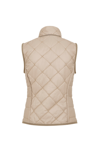Rückansicht der Damen-Quiltweste, Modell TRACY-QL, in savannah (beige). Die ärmellose Weste aus leichtem, gestepptem Material hat eine sportlich-elegante Passform. Der Stehkragen schützt vor Wind und sorgt für einen modernen Look. Die Weste verfügt über seitliche Eingrifftaschen und eine feine Steppung, die für Wärme und Atmungsaktivität sorgt. Ideal für die Übergangszeiten Frühling und Sommer, kombiniert sie Funktionalität mit einem stylischen Outdoor-Design