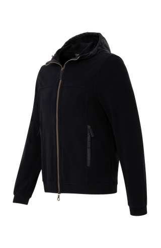 Herrenjacke „Thomas“ von Frauenschuh in schwarzem Farbton, gefertigt aus nachhaltigem Biodegradable Fleece. Die Jacke verfügt über einen minimalistischen Schnitt, verstellbaren Nylon-Kapuzenkragen, praktische Reißverschlusstaschen und einen Zweiwegereißverschluss.