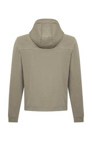 Rückansicht der Herrenjacke "Thomas" von Frauenschuh in grünem Farbton, gefertigt aus umweltfreundlichem Biodegradable Fleece. Die stilvolle Jacke ist leicht und ideal für alle Jahreszeiten, mit modernem Schnitt und funktionalem Design – perfekt kombinierbar mit schlichten T-Shirts und nachhaltigen Accessoires