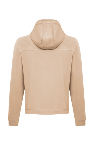 Rückansicht der Herrenjacke "Thomas" von Frauenschuh in beigem Farbton, gefertigt aus umweltfreundlichem Biodegradable Fleece. Die stilvolle Jacke ist leicht und ideal für alle Jahreszeiten, mit modernem Schnitt und funktionalem Design – perfekt kombinierbar mit schlichten T-Shirts und nachhaltigen Accessoires