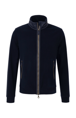 Herrenjacke „Oliver Biodegradable Fleece“ von Frauenschuh in dunkelblau, präsentiert als leichtgewichtige Jacke für Frühling und Sommer. Das Material wirkt weich und nachhaltig, da es sich um biologisch abbaubares Fleece handelt. Die Jacke hat einen sportlich-modernen Schnitt mit hohem Kragen und durchgehendem Reißverschluss vorne. Die Ärmel sind ergonomisch geschnitten, und die Jacke besitzt praktische Seitentaschen. 