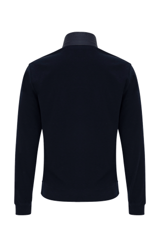 Rückansicht der Herrenjacke „Oliver-BF“ von Frauenschuh in der Farbe „Midnight“. Die Jacke zeigt eine klare, sportlich-elegante Silhouette mit ergonomischem Schnitt. Das leicht strukturierte Material in dunkelblau wirkt funktional und hochwertig verarbeitet. Der hohe Stehkragen ist von hinten sichtbar, ebenso die präzisen Nähte, die dem Kleidungsstück Form und Struktur verleihen