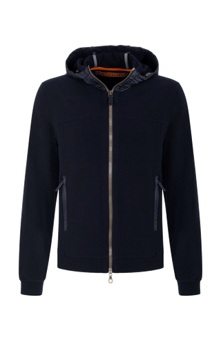 Vorderansicht der Herrenjacke "Thomas" von Frauenschuh in dunkelblauen Farbton, gefertigt aus umweltfreundlichem Biodegradable Fleece. Die stilvolle Jacke ist leicht und ideal für alle Jahreszeiten, mit modernem Schnitt und funktionalem Design – perfekt kombinierbar mit schlichten T-Shirts und nachhaltigen Accessoires