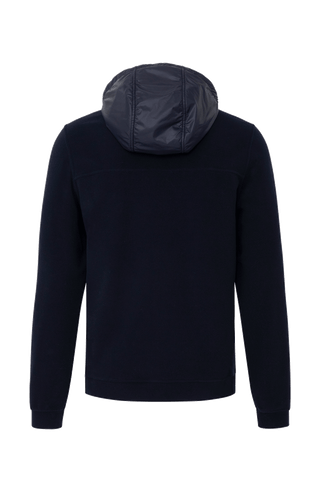Rückansicht der Herrenjacke "Thomas" von Frauenschuh in dunkelblauen Farbton, gefertigt aus umweltfreundlichem Biodegradable Fleece. Die stilvolle Jacke ist leicht und ideal für alle Jahreszeiten, mit modernem Schnitt und funktionalem Design – perfekt kombinierbar mit schlichten T-Shirts und nachhaltigen Accessoires