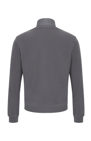 Rückansicht der Herrenjacke „Oliver-BF 2090“ von Frauenschuh in der Farbe „Cement“. Die Jacke zeigt eine klare, sportlich-elegante Silhouette mit ergonomischem Schnitt, der sich leicht zur Taille hin verjüngt. Das leicht strukturierte Material in kräftigem Grauton, wirkt funktional und hochwertig verarbeitet. Der hohe Stehkragen ist von hinten sichtbar, ebenso die präzisen Nähte, die dem Kleidungsstück Form und Struktur verleihen