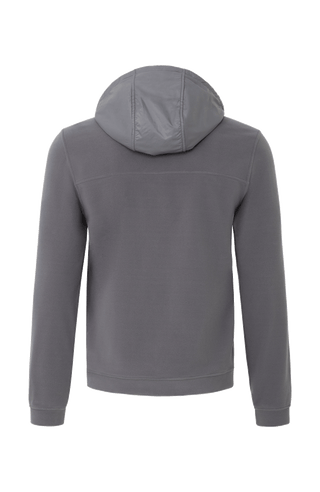 Rückansicht der Herrenjacke "Thomas" von Frauenschuh in grau, gefertigt aus umweltfreundlichem Biodegradable Fleece. Die stilvolle Jacke ist leicht und ideal für alle Jahreszeiten, mit modernem Schnitt und funktionalem Design – perfekt kombinierbar mit schlichten T-Shirts und nachhaltigen Accessoires