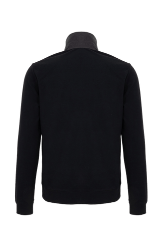 Rückansicht der Herrenjacke „Oliver-BF 2090“ von Frauenschuh in der Farbe „Black“. Die Jacke zeigt eine klare, sportlich-elegante Silhouette mit ergonomischem Schnitt, der sich leicht zur Taille hin verjüngt. Das leicht strukturierte Material in schwarz, wirkt funktional und hochwertig verarbeitet. Der hohe Stehkragen ist von hinten sichtbar, ebenso die präzisen Nähte, die dem Kleidungsstück Form und Struktur verleihen