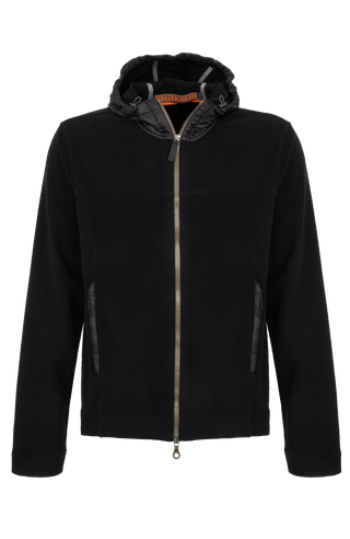 Vorderansicht der Herrenjacke "Thomas" von Frauenschuh in schwarz, gefertigt aus umweltfreundlichem Biodegradable Fleece. Die stilvolle Jacke ist leicht und ideal für alle Jahreszeiten, mit modernem Schnitt und funktionalem Design – perfekt kombinierbar mit schlichten T-Shirts und nachhaltigen Accessoires