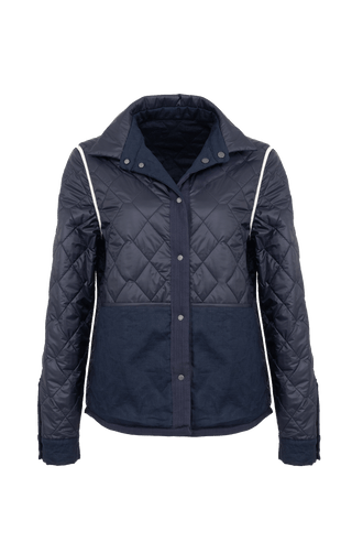 Outdoor-Hemdjacke aus Italian Quilt mit Leinen außen und wattiertem Quilt innen, wendbar für zwei unterschiedliche Looks. Leichtes, wärmendes Material mit Rhombensteppung und sportiver Optik auf der Quilt-Seite. Mit Metalldruckknöpfen, großzügigen Seitentaschen sowie Ripsband-Details an Knopfleiste, Seitennähten und innerem Ärmelverlauf. Ärmelbündchen mit je zwei Druckknöpfen. Leicht und wärmend zugleich.