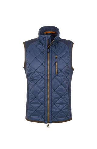 Vorderansicht der Herren-Quiltweste von Frauenschuh aus luxuriösem, leicht glänzendem Nylon in der Farbe Alaska Blue; elegante Rautensteppung über die gesamte Frontpartie, ergänzt durch einen hohen Stehkragen, Zwei-Wege-Reißverschluss, versteckte Seitentaschen und einer Brusttasche; sportlich-moderner Schnitt mit dezenter Taillierung und funktionalen Seitentaschen; die technische Materialqualität kombiniert Leichtigkeit mit edler Haptik – ideal für den Einsatz in der Übergangszeit Frühjahr und Sommer.