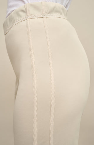 Detailansicht der Damen-Funktionshose „Inga“ in der Farbe Sandstone – Fokus auf das elastische Powerstretch-Material und den komfortablen Bund; ideal als leichte Sporthose oder Leggings-Alternative für Frühling und Sommer