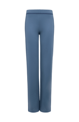 Vorderansicht der Damen-Powerstretch-Hose „Inga“ in der Farbe Denim – gerade geschnittene Hose ohne Taschen und Reißverschlüsse, mit elastischem Bund und einem schlicht-eleganten Design, das für hohen Tragekomfort und Bewegungsfreiheit sorgt