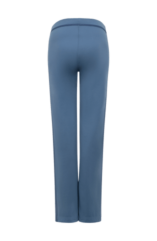 Rückansicht der Damen-Powerstretch-Hose „Inga“ in der Farbe Denim – zeigt die gerade geschnittene Hose ohne Taschen und Reißverschlüsse, mit elastischem Bund und schlichtem Design für maximale Bewegungsfreiheit und Komfort