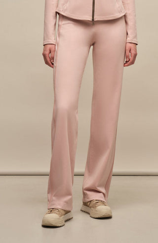 Model trägt die Damen-Powerstretch-Hose „Inga“ in der Farbe Dusty Rose – Vorderansicht, zeigt die gerade geschnittene Hose ohne Taschen und Reißverschlüsse, mit elastischem Bund und schlichtem, funktionalen Design für optimalen Tragekomfort und Bewegungsfreiheit