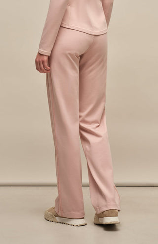 Model trägt die Damen-Powerstretch-Hose „Inga“ in der Farbe Dusty Rose – seitliche Perspektive, zeigt die gerade geschnittene Hose ohne Taschen und Reißverschlüsse, mit elastischem Bund und einem schlichten, funktionalen Design für hohe Bewegungsfreiheit und Komfort