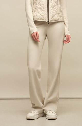 Model trägt die Damen-Powerstretch-Hose „Inga“ in der Farbe Sandstone – Vorderansicht, zeigt die gerade geschnittene Sporthose ohne Taschen und Reißverschlüsse, mit elastischem Bund und schlichtem Design für maximalen Komfort und Bewegungsfreiheit bei sportlichen und Freizeitaktivitäten