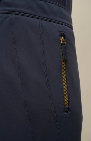 Detailansicht der Herren-Funktionshose „Collin“ in der Farbe Midnight – zeigt das elastische, funktionale Material und die praktischen Reißverschlusstaschen; ideal für Outdoor-Aktivitäten und Freizeit, für alle Jahreszeiten
