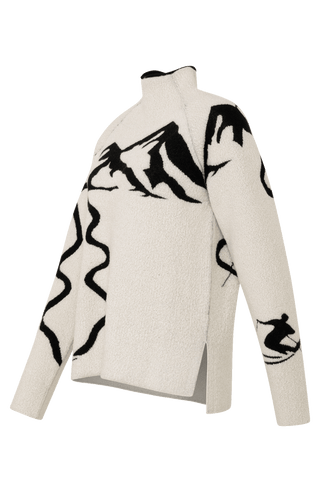 Seitenansicht eines Damenpullovers aus 100 % extrafeiner Merinowolle, Modell „Chatel-ME“ in der Farbe Weiss. Die Vorderseite zeigt ein kunstvoll gestaltetes Jacquard-Motiv aus skizzierten Berglandschaften, urbanen Elementen und dynamischen Skifahrern. Das hochwertige Merinogarn – leicht, weich und angenehm auf der Haut – wird in Italien produziert und auf modernsten Maschinen verarbeitet. Die Kombination aus künstlerischem Design & technischer Strickkunst macht den Pullover besonders stilvoll