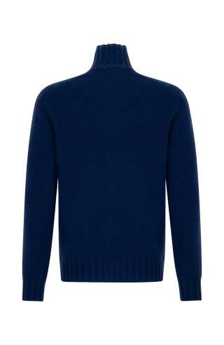 Rückansicht eines hochwertigen Herrenpullovers aus reinem Kaschmir von Frauenschuh, Modell „Aiden 2.0“ (Artikelnummer Aiden-WS_249-0), Farbe Alaska-Blue. Der luxuriöse Strickpullover für Herbst und Winter verfügt über einen eleganten, schmalen Stehkragen und ist aus feinstem Cashmere gefertigt. Die Ärmelabschlüsse, der Kragen und der untere Abschluss sind in feiner Rippenstruktur gestrickt und setzen sich optisch und haptisch vom glatt gestrickten Körper ab. Ein stilvolles, sportlich-elegantes Basic.