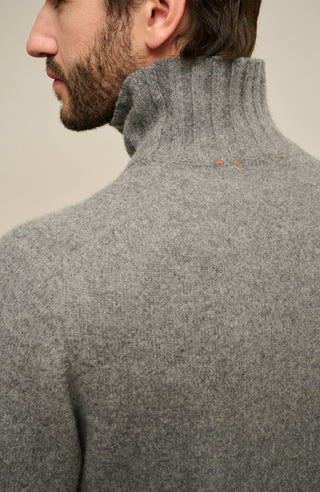 Detailaufnahme der Rückseite eines Herrenpullovers aus 100 % Kaschmir von Frauenschuh, Modell „Aiden 2.0“ (WS_1310) in Grau. Das Bild zeigt den fein gestrickten Schulterbereich sowie den schmalen, doppelt gelegten Stehkragen, der weich am Nacken anliegt. Die hochwertige Kaschmirstruktur ist klar erkennbar und vermittelt die luxuriöse, weiche Haptik des Materials.