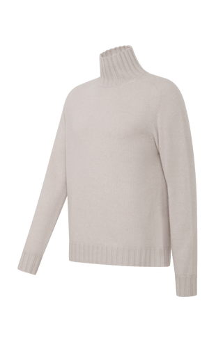 Seitenansicht eines Herren-Kaschmirpullovers von Frauenschuh, Modell „Aiden“ (Artikelnummer WS_10-0) in der Farbe Beige. Der hochwertige Cashmere-Pullover aus 100 % Kaschmir verfügt über einen eleganten Stehkragen sowie markante Rippbündchen an Ärmeln und Saum. Die feine Strickstruktur unterstreicht die luxuriöse Qualität und den weichen Tragekomfort – ideal für die Herbst- und Wintersaison. Ein zeitloses und edles Kleidungsstück aus der alpinen Premium-Mode von Frauenschuh
