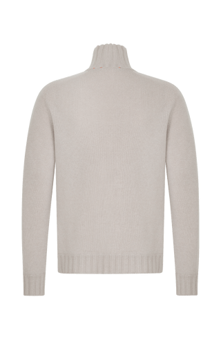Rückansicht eines hochwertigen Herrenpullovers aus reinem Kaschmir von Frauenschuh, Modell „Aiden 2.0“ (Artikelnummer Aiden-WS_10-0), Farbe Beige. Der luxuriöse Strickpullover für Herbst und Winter verfügt über einen eleganten, schmalen Stehkragen und ist aus feinstem Cashmere gefertigt. Die Ärmelabschlüsse, der Kragen und der untere Abschluss sind in feiner Rippenstruktur gestrickt und setzen sich optisch und haptisch vom glatt gestrickten Körper ab. Ein stilvolles, sportlich-elegantes Basic.