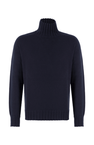 Vorderansicht eines hochwertigen Herrenpullovers aus reinem Kaschmir von Frauenschuh, Modell „Aiden 2.0“ (Artikelnummer Aiden-WS_163-0), Farbe Dunkelblau. Der luxuriöse Strickpullover für Herbst und Winter verfügt über einen eleganten, schmalen Stehkragen und ist aus feinstem Cashmere gefertigt. Die Ärmelabschlüsse, der Kragen und der untere Abschluss sind in feiner Rippenstruktur gestrickt und setzen sich optisch und haptisch vom glatt gestrickten Körper ab. Ein stilvolles, sportlich-elegantes Basic.