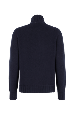 Rückansicht eines hochwertigen Herrenpullovers aus reinem Kaschmir von Frauenschuh, Modell „Aiden 2.0“ (Artikelnummer Aiden-WS_163-0), Farbe Dunkelblau. Der luxuriöse Strickpullover für Herbst und Winter verfügt über einen eleganten, schmalen Stehkragen und ist aus feinstem Cashmere gefertigt. Die Ärmelabschlüsse, der Kragen und der untere Abschluss sind in feiner Rippenstruktur gestrickt und setzen sich optisch und haptisch vom glatt gestrickten Körper ab. Ein stilvolles, sportlich-elegantes Basic.